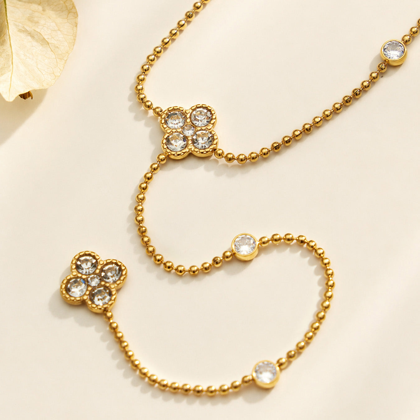 Elegant four leaf clover necklace in stainless steel