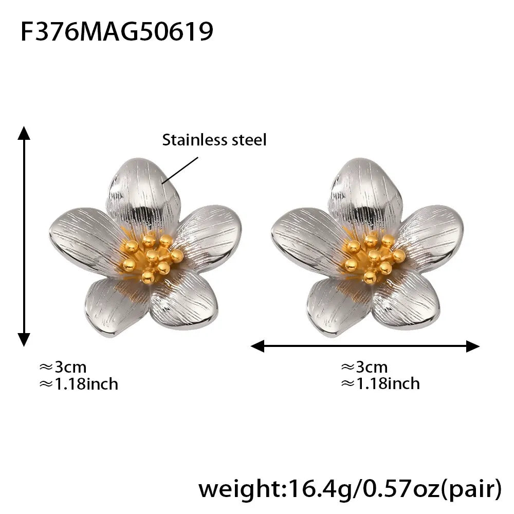 Product specifications and dimensions of the two-tone mixed metal flower stud earrings for jewelry wholesale.