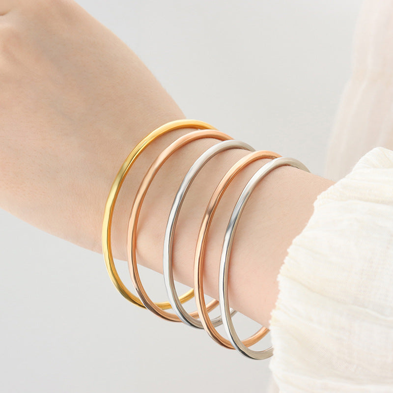 316L stainless steel 18K Gold Plated Minimalist Plain Circle Bangle Bracelet close-up detail view for wholesale bracelet buyers