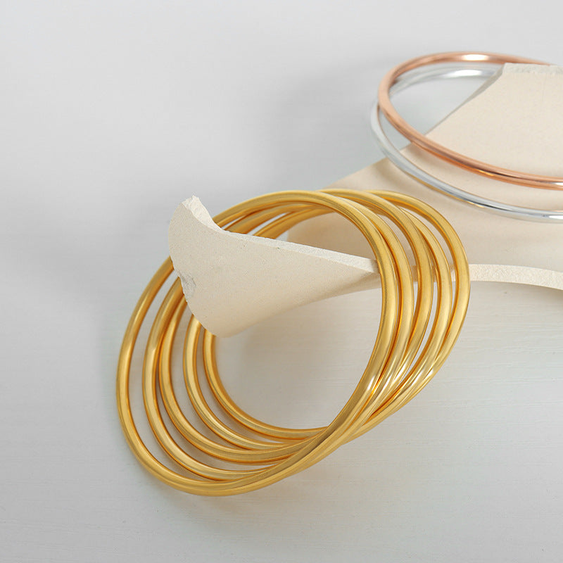 316L stainless steel 18K Gold Plated Minimalist Plain Circle Bangle Bracelet color option display for wholesale bracelet buyers