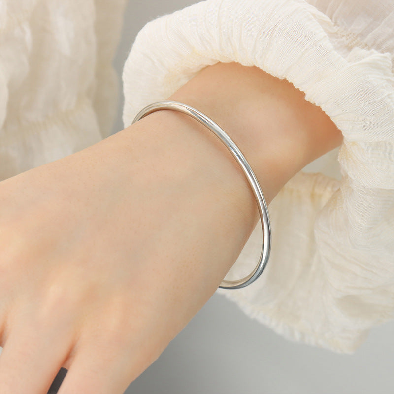 316L stainless steel 18K Gold Plated Minimalist Plain Circle Bangle Bracelet boutique merchandising view for wholesale bracelet buyers