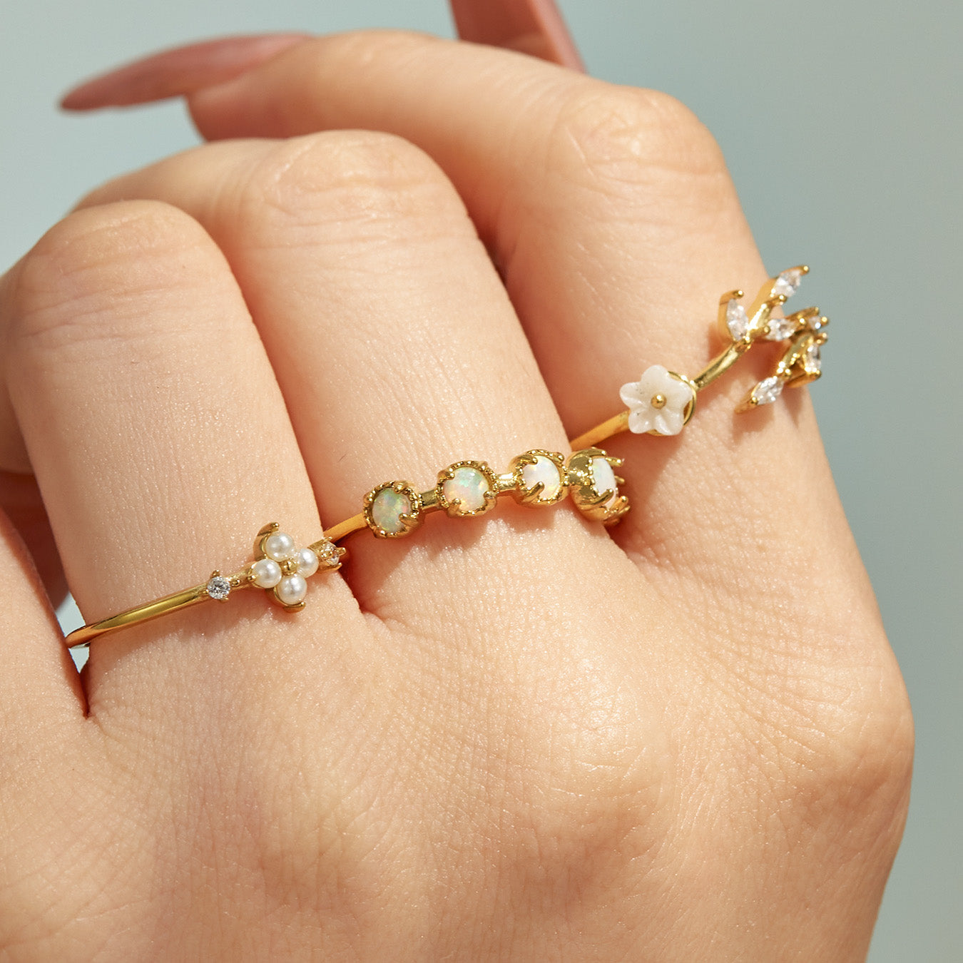 Delicate 18K PVD gold flower ring in 316L stainless steel worn on finger with a minimalist feminine look