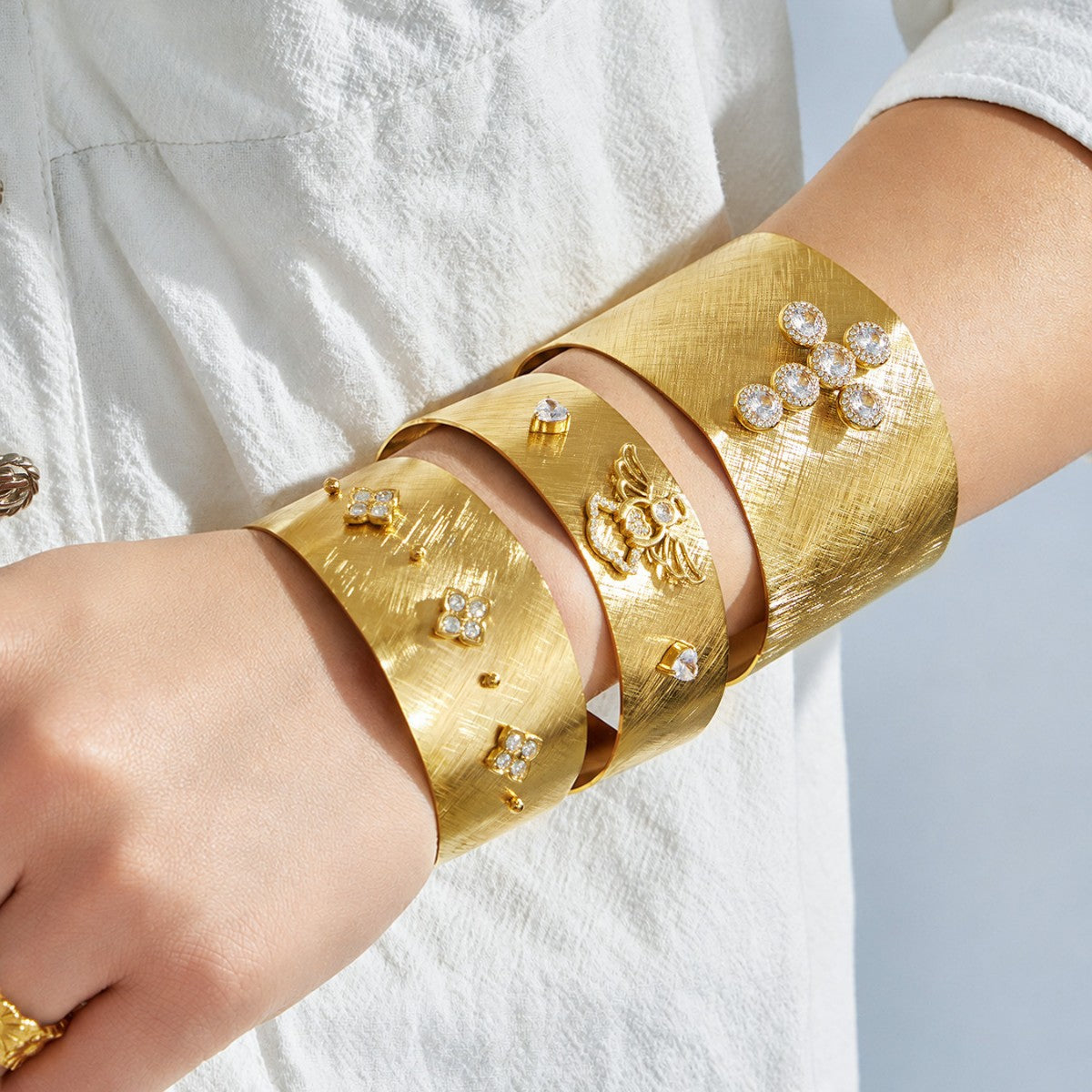 Chic oval zircon open bangle