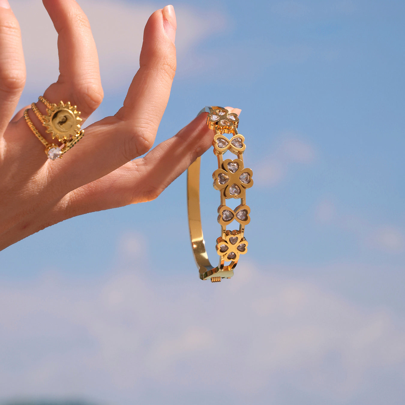 Handheld 18k gold plated 5A zircon heart four-leaf flower bangle: sparkling zircon accents