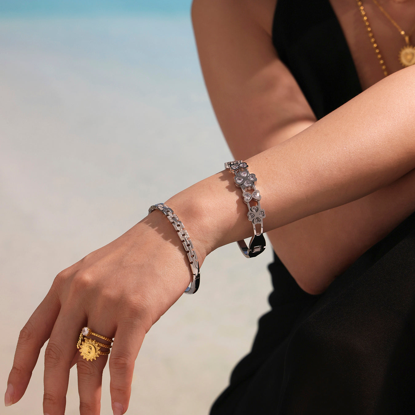 Model wearing 18k gold plated 5A zircon heart four-leaf flower bangle (silver): elegant everyday style