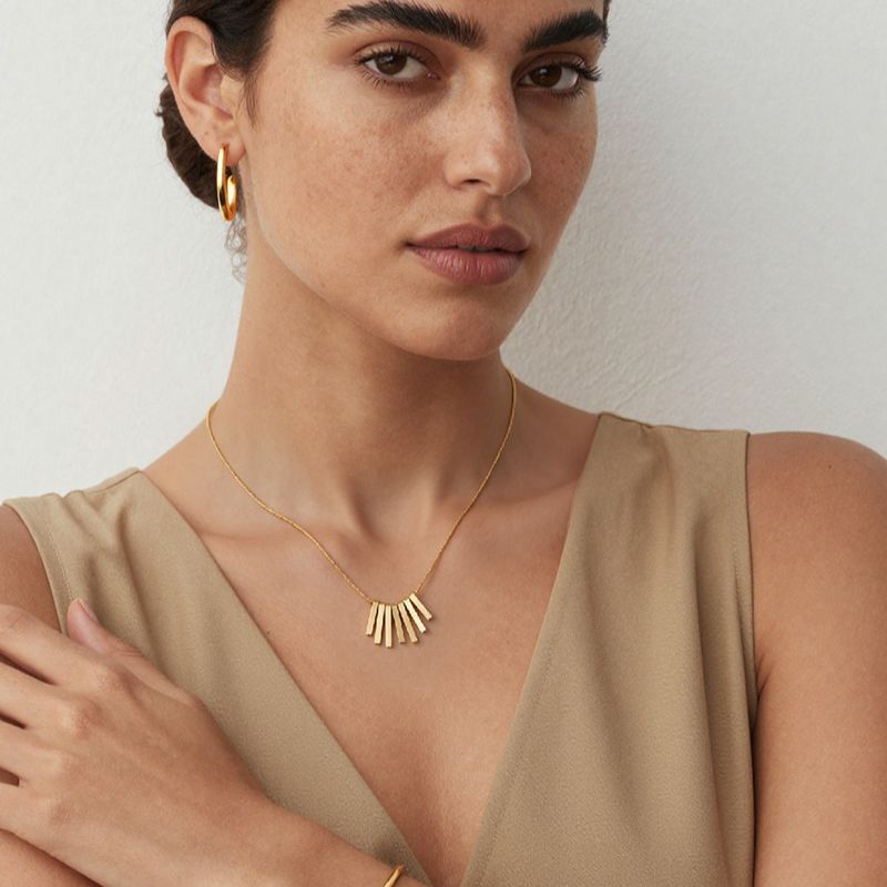 Minimalist 316L stainless steel gold necklace for daily wear and fashion styling
