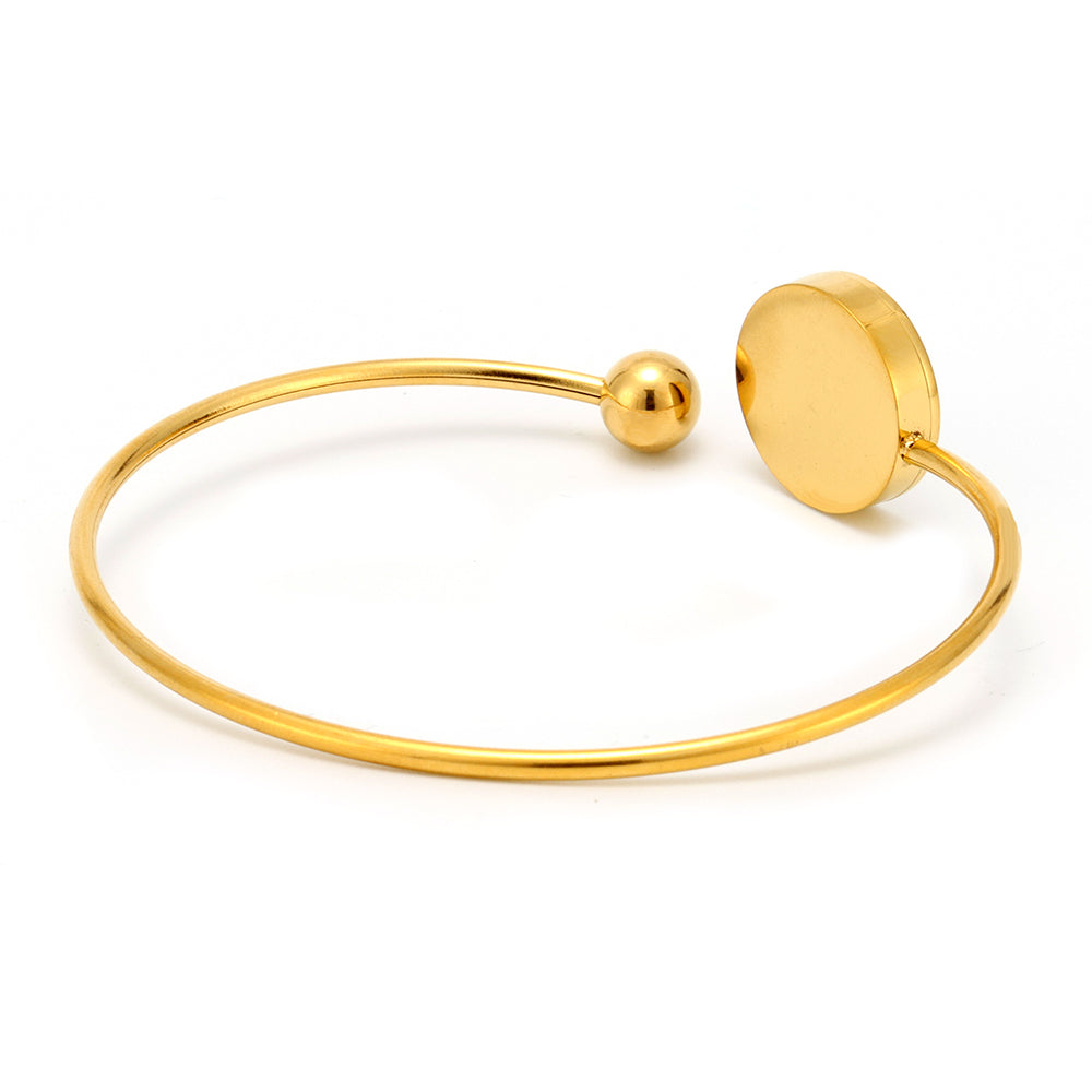 Back view of 18k gold plated daisy sea shell stretch bangle