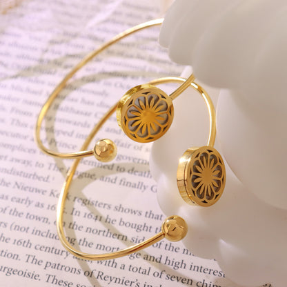 Pair of 18k gold plated daisy sea shell stretch bangles: adjustable open design