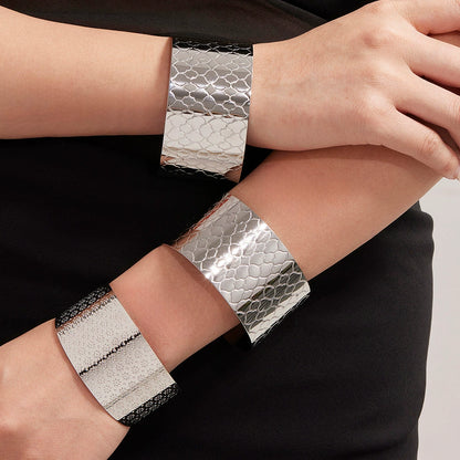 316L Stainless Steel 18K Gold Plated Bold Floral Pattern Adjustable Open Cuff Bracelet - Image 10