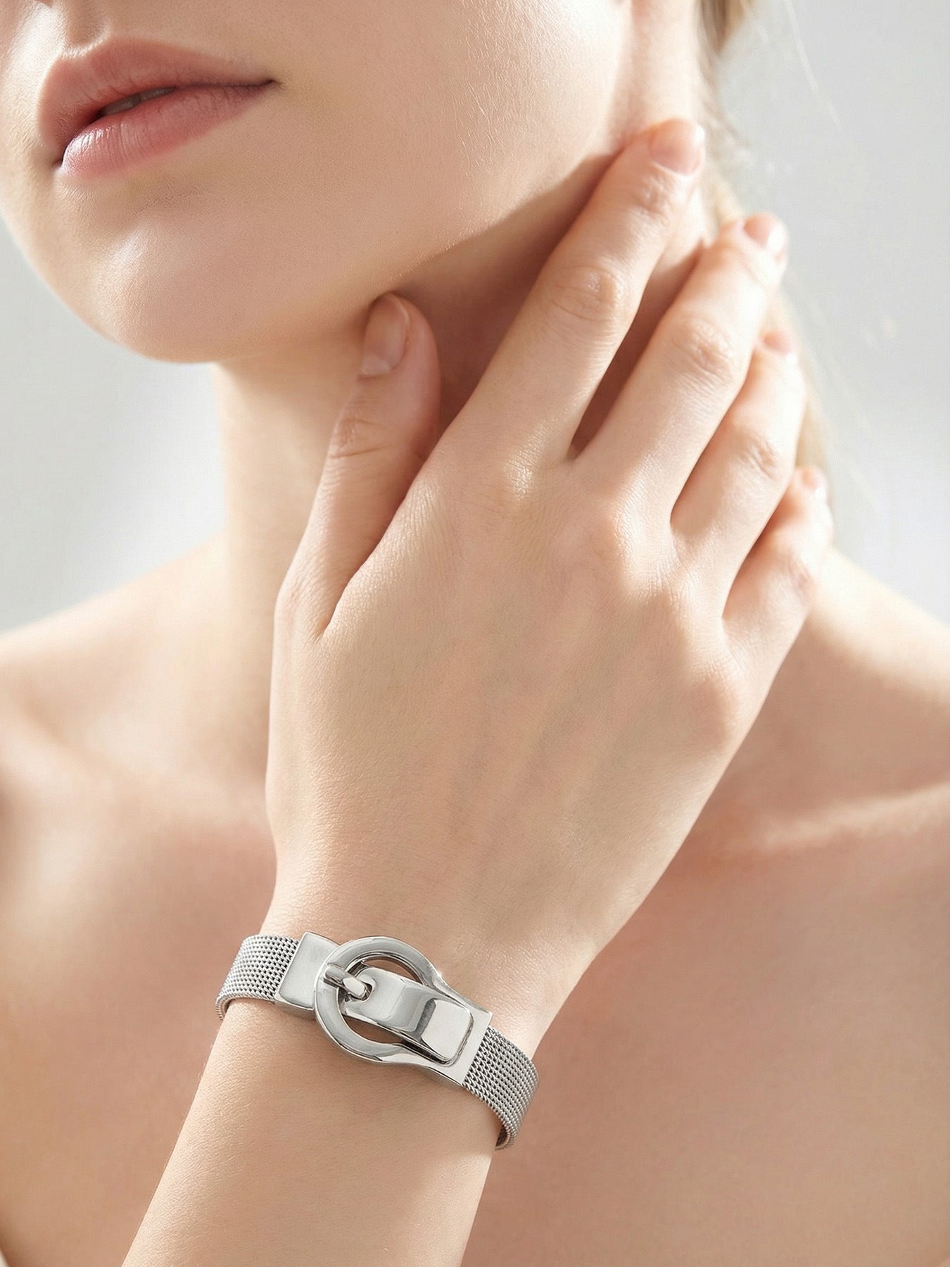 316L Stainless Steel 18K Gold Plated Elegant Magnetic Buckle Bracelet - Image 8