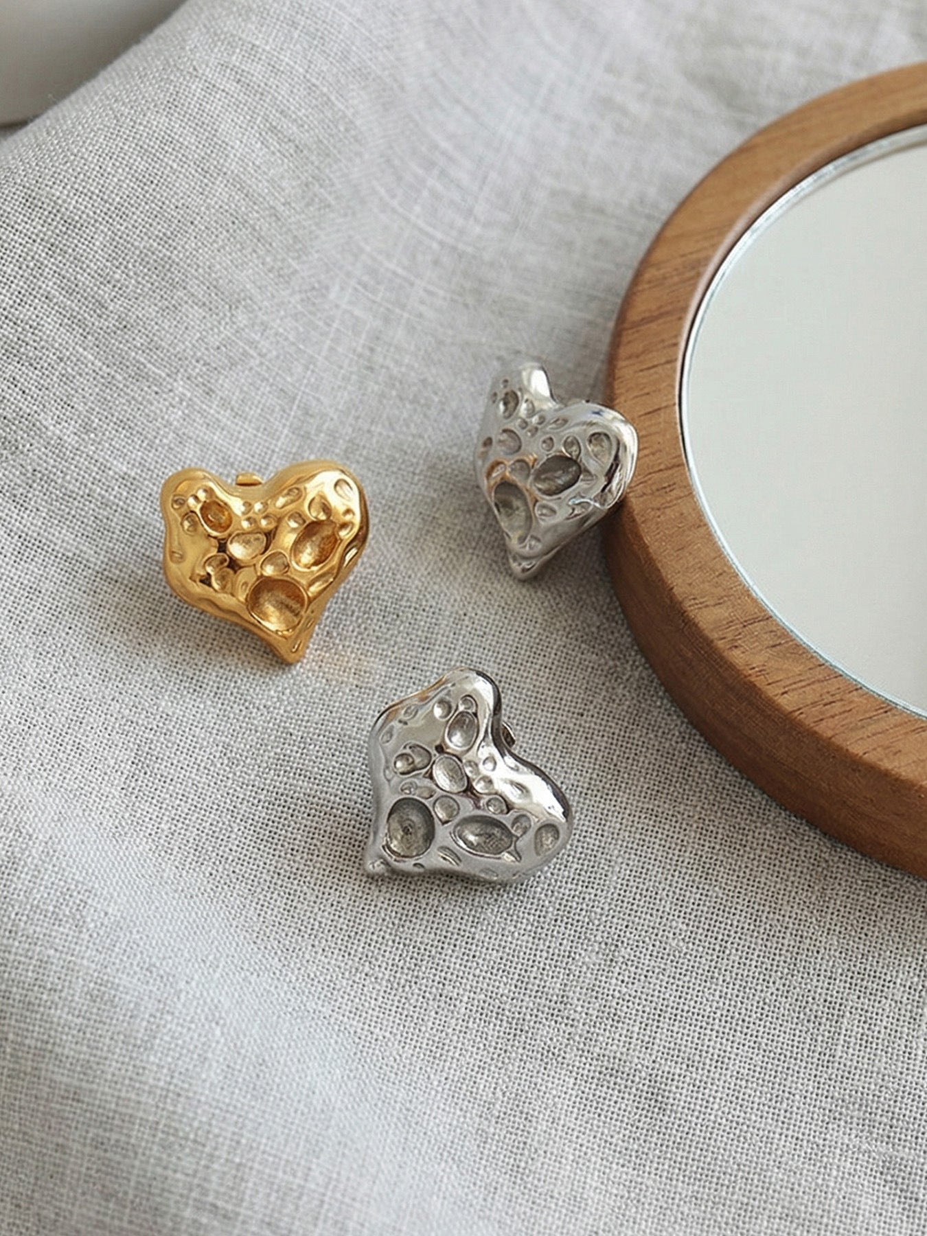 316L Stainless Steel 18K Gold Plated Hammered Heart Stud Earrings - Image 2