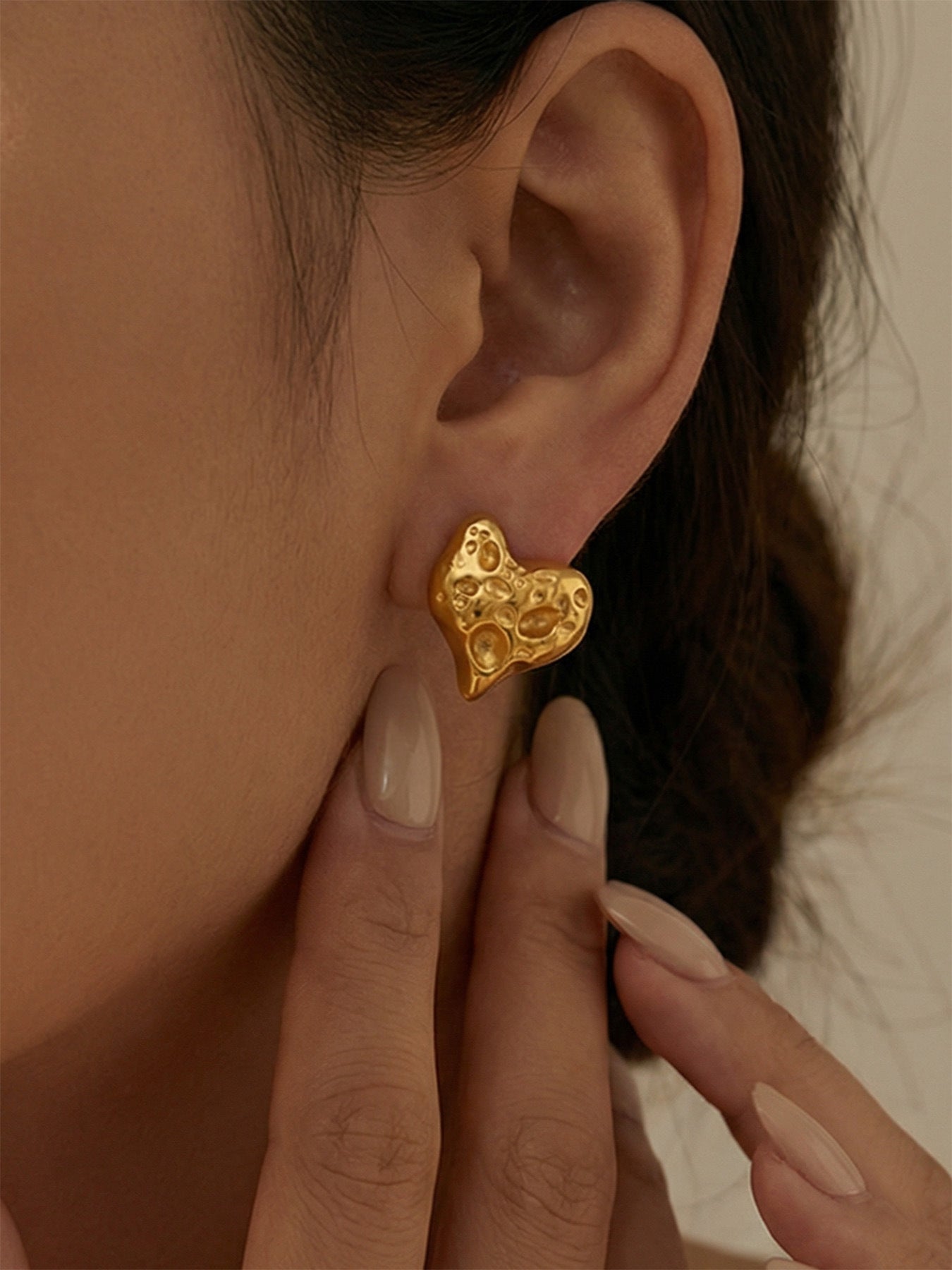 316L Stainless Steel 18K Gold Plated Hammered Heart Stud Earrings - Image 5