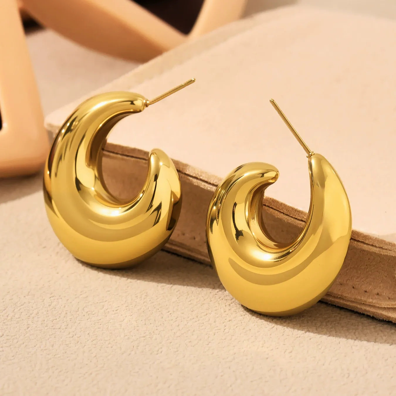 316L Stainless Steel 18K Gold Plated Hollow C-Hoop Earrings - Image 4