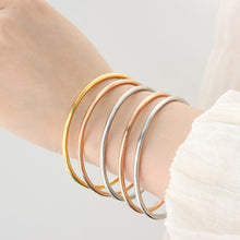 316L stainless steel 18K Gold Plated Minimalist Plain Circle Bangle Bracelet close-up detail view for wholesale bracelet buyers