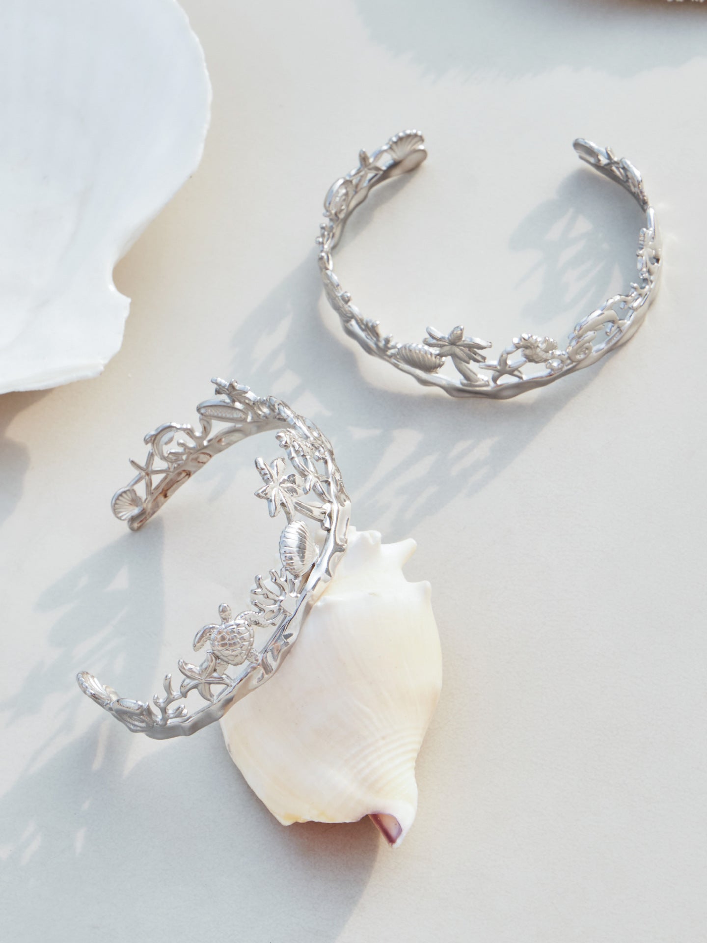 316L Stainless Steel 18K Gold PVD Beach Ocean Palm Tree Shell Open Bangle - Beach Ocean Palm Tree Shell Open Bangle Wholesale Stainless Steel Jewelry - Sensitive Skin Friendly - Detail 2