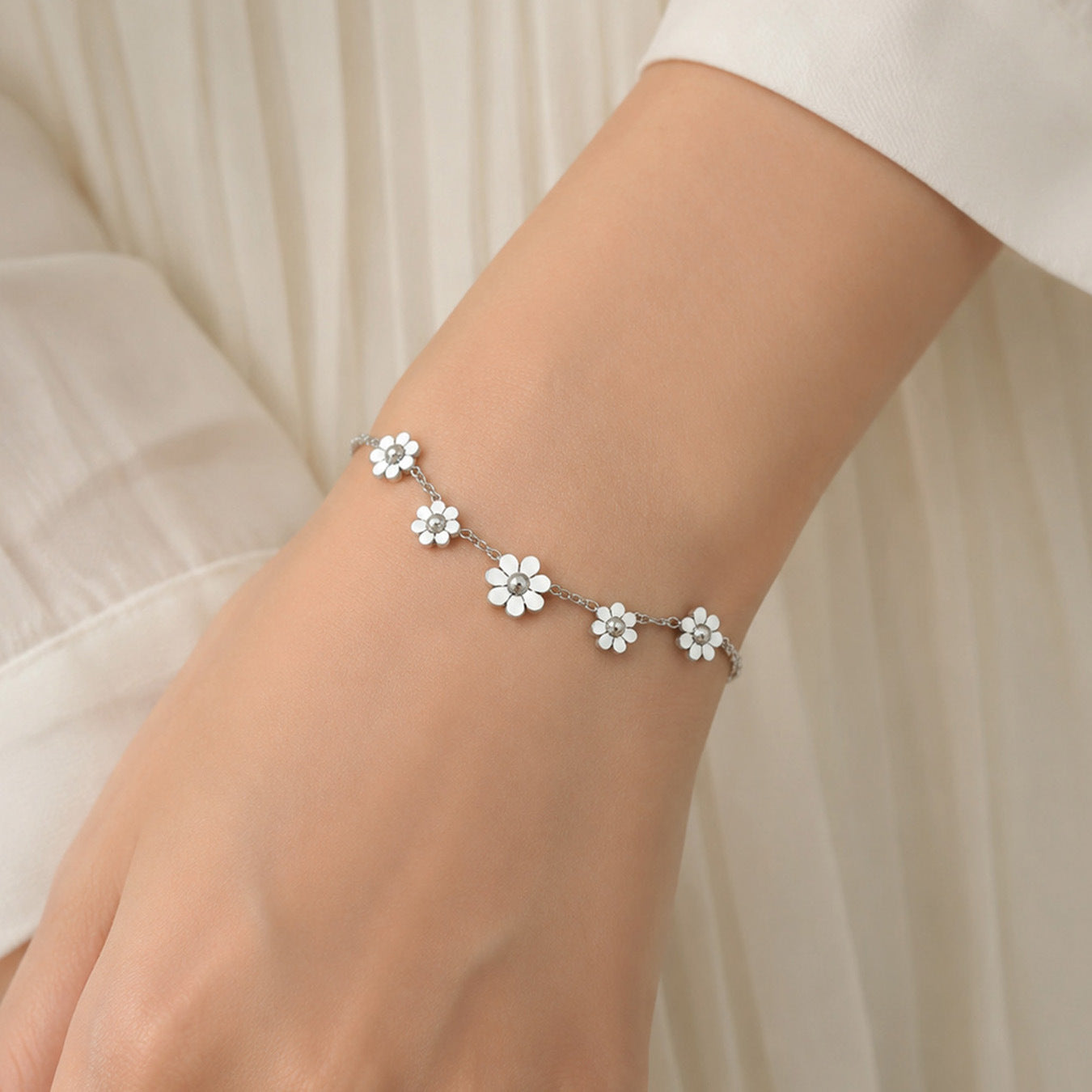 316L Stainless Steel 18K Gold PVD Daisy Bracelet - Daisy Design Elegant Bracelet Wholesale Stainless Steel Jewelry - Sensitive Skin Friendly - Detail 4