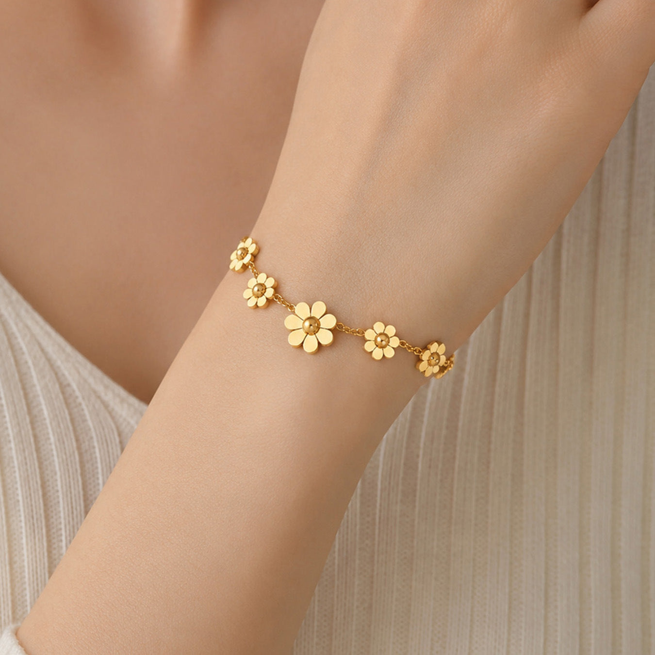 316L Stainless Steel 18K Gold PVD Daisy Bracelet - Daisy Design Elegant Bracelet Wholesale Stainless Steel Jewelry - Sensitive Skin Friendly - Detail 7