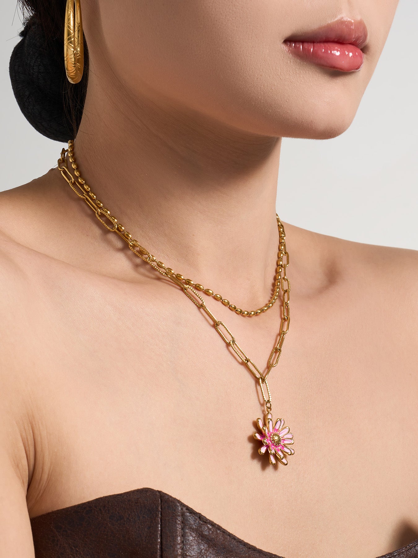 316L Stainless Steel 18K Gold PVD Enamel Layered Daisy Pendant Necklace - Enamel Daisy Pendant, Layered Necklace, Gold, Floral Wholesale Stainless Steel Jewelry - Sensitive Skin Friendly - Detail 4