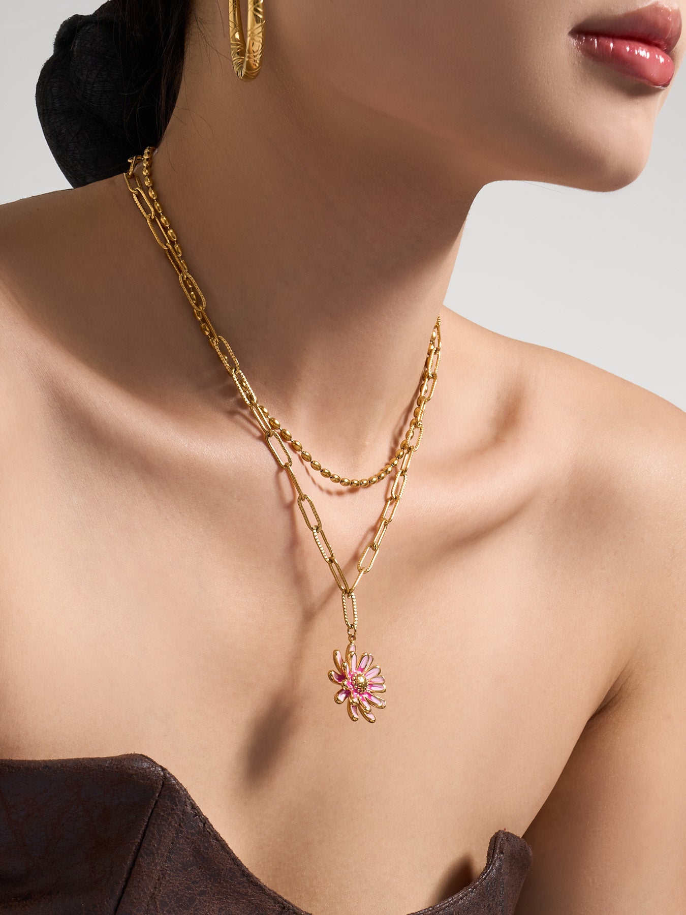 316L Stainless Steel 18K Gold PVD Enamel Layered Daisy Pendant Necklace - Enamel Daisy Pendant, Layered Necklace, Gold, Floral Wholesale Stainless Steel Jewelry - Sensitive Skin Friendly - Detail 9