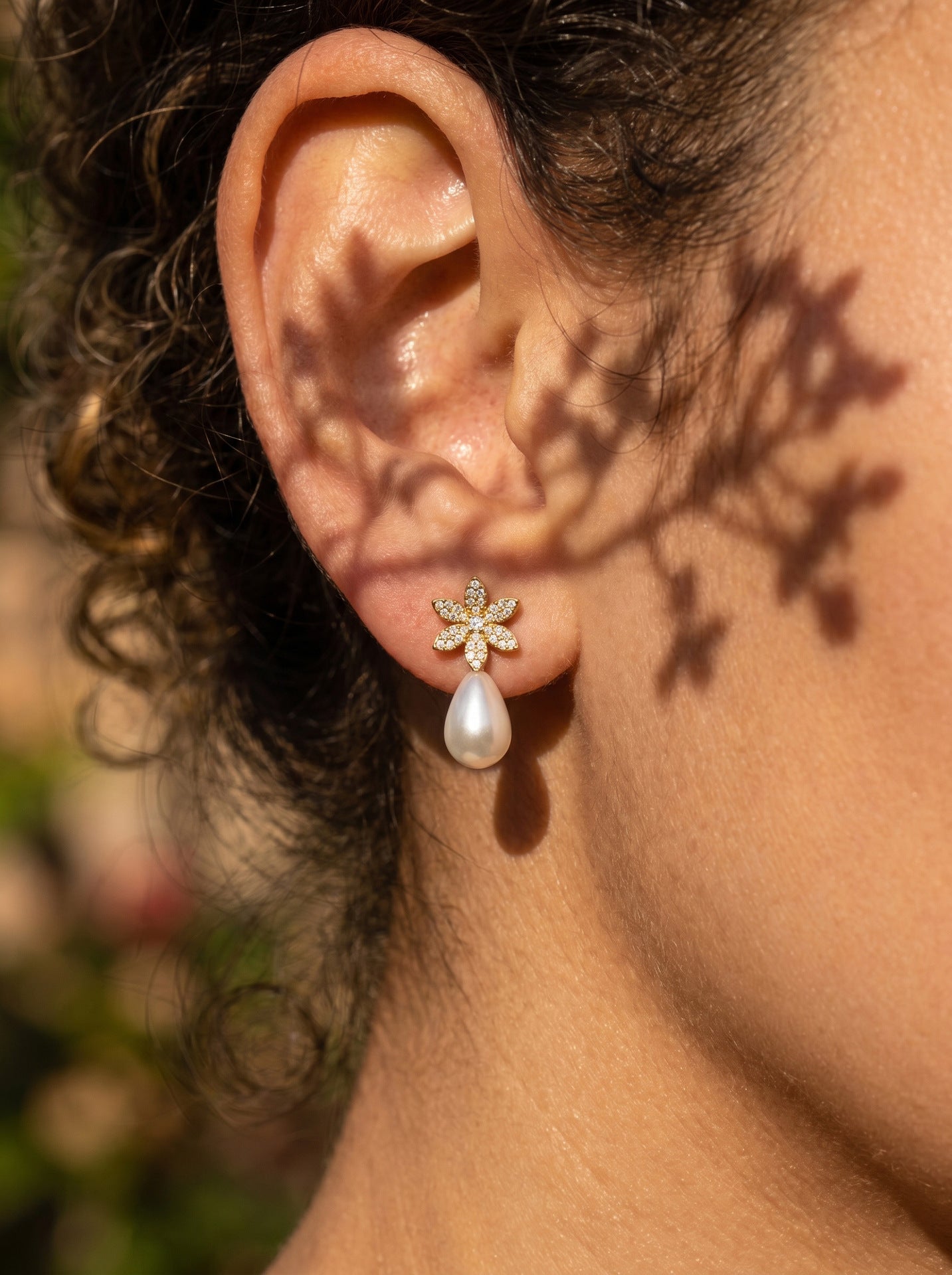 316L Stainless Steel 18K Gold PVD Floral Faux Pearl Zircon Earrings - Floral Gold Faux Pearl Zircon Earrings Wholesale Stainless Steel Jewelry - Sensitive Skin Friendly - Detail 8