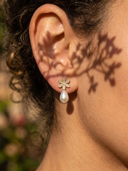 316L Stainless Steel 18K Gold PVD Floral Faux Pearl Zircon Earrings - Floral Gold Faux Pearl Zircon Earrings Wholesale Stainless Steel Jewelry - Sensitive Skin Friendly - Detail 8
