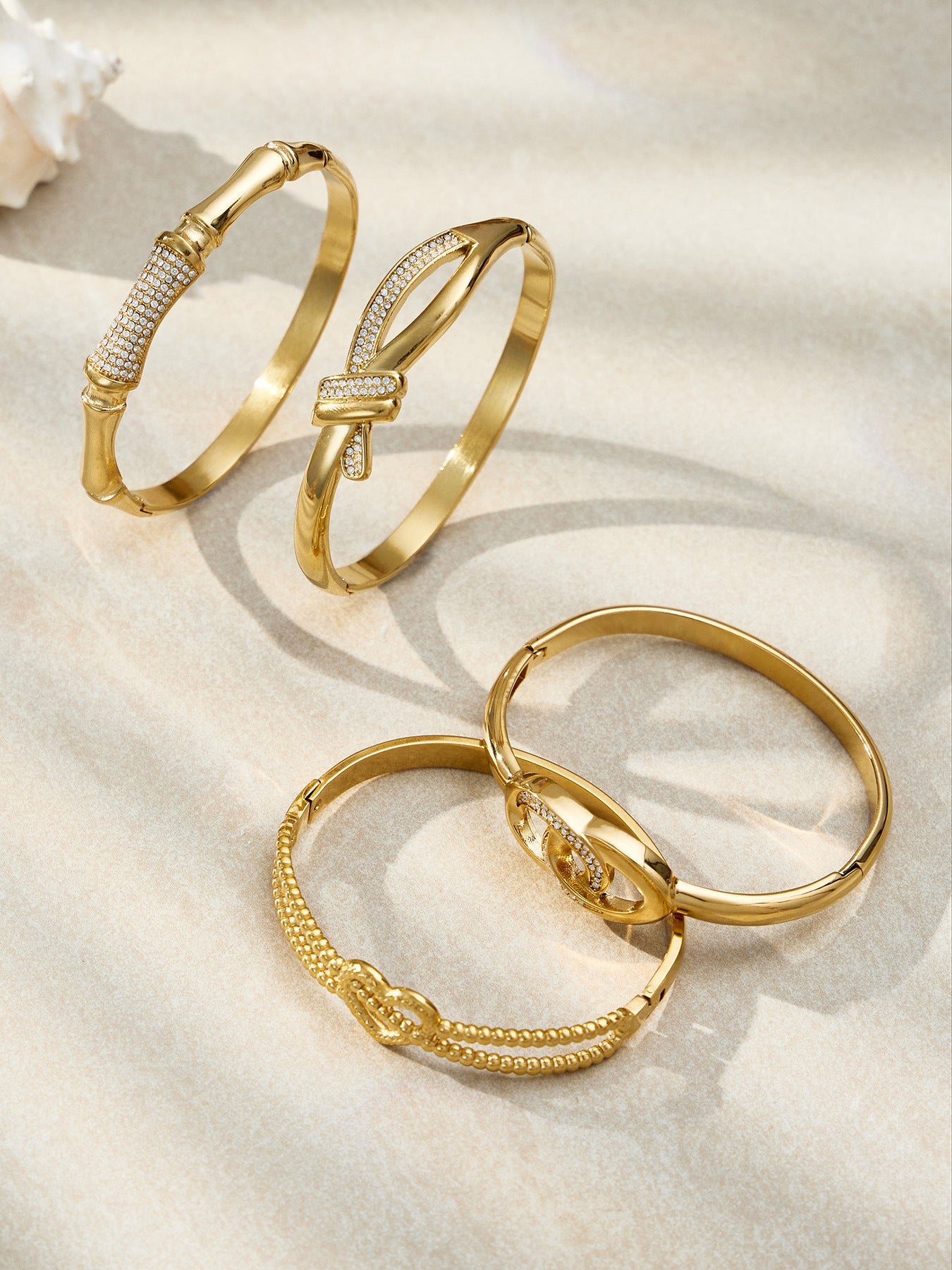 316L Stainless Steel 18K Gold PVD Geometric Heart Clasp Bangle Bracelet - Geometric Heart Clasp Bangle Minimalist Gold Bracelet Wholesale Stainless Steel Jewelry - Sensitive Skin Friendly - Detail 1