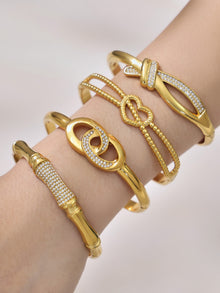 316L Stainless Steel 18K Gold PVD Geometric Heart Clasp Bangle Bracelet - Geometric Heart Clasp Bangle Minimalist Gold Bracelet Wholesale Stainless Steel Jewelry - Sensitive Skin Friendly - Detail 15