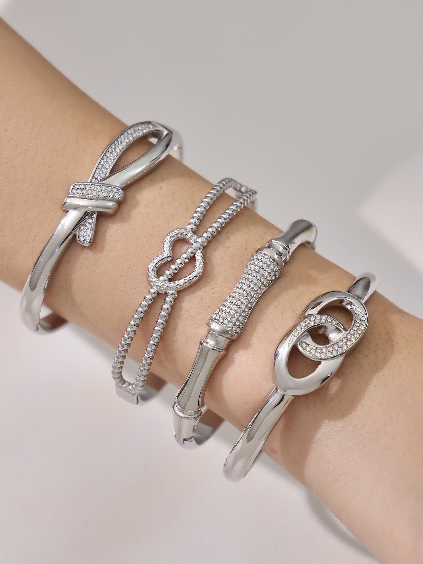 316L Stainless Steel 18K Gold PVD Geometric Heart Clasp Bangle Bracelet - Geometric Heart Clasp Bangle Minimalist Gold Bracelet Wholesale Stainless Steel Jewelry - Sensitive Skin Friendly - Detail 3