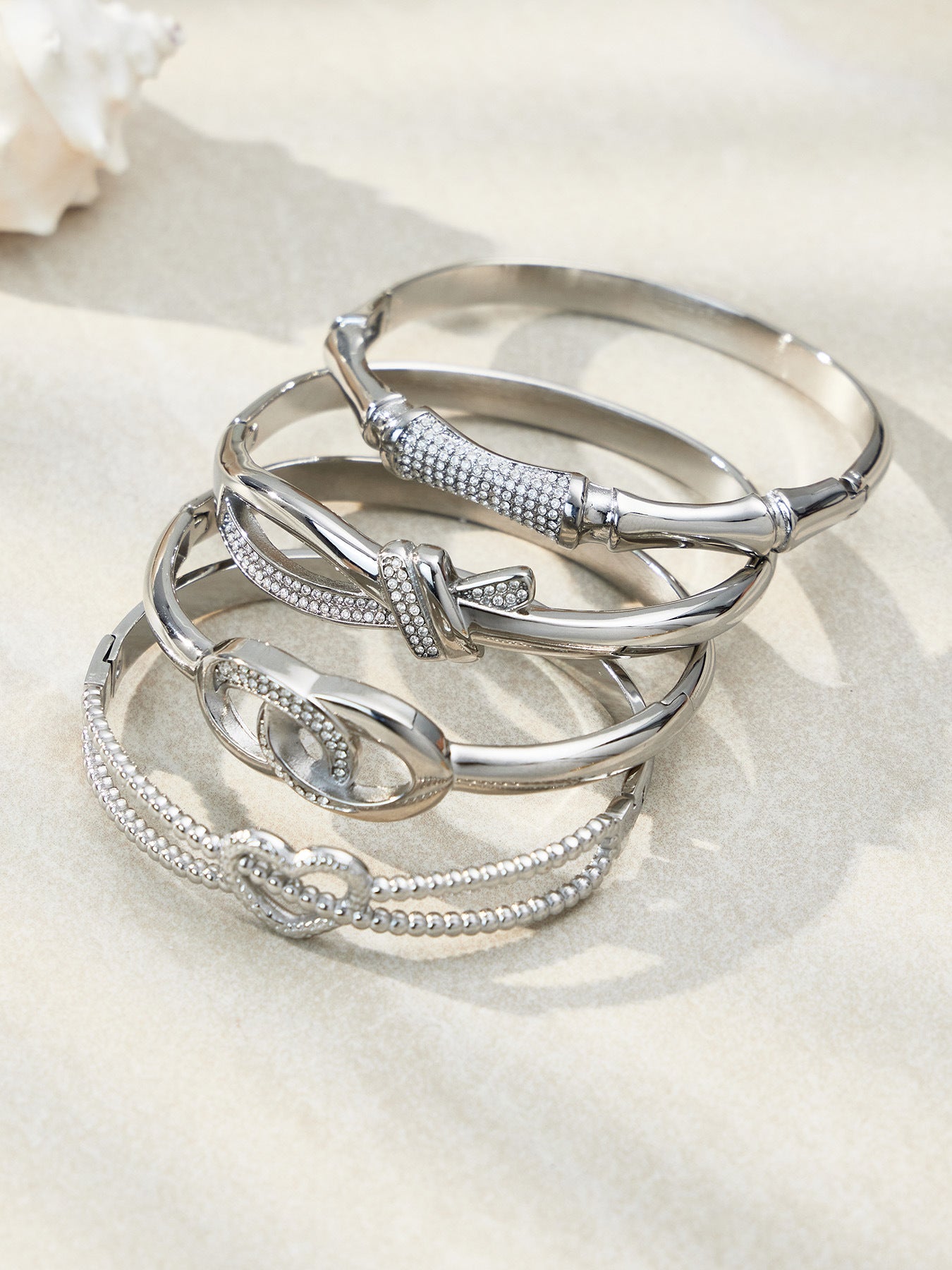 316L Stainless Steel 18K Gold PVD Geometric Heart Clasp Bangle Bracelet - Geometric Heart Clasp Bangle Minimalist Gold Bracelet Wholesale Stainless Steel Jewelry - Sensitive Skin Friendly - Detail 6