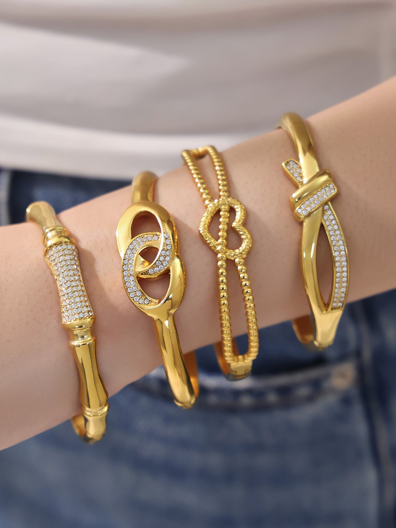 316L Stainless Steel 18K Gold PVD Geometric Heart Clasp Bangle Bracelet - Geometric Heart Clasp Bangle Minimalist Gold Bracelet Wholesale Stainless Steel Jewelry - Sensitive Skin Friendly - Detail 7