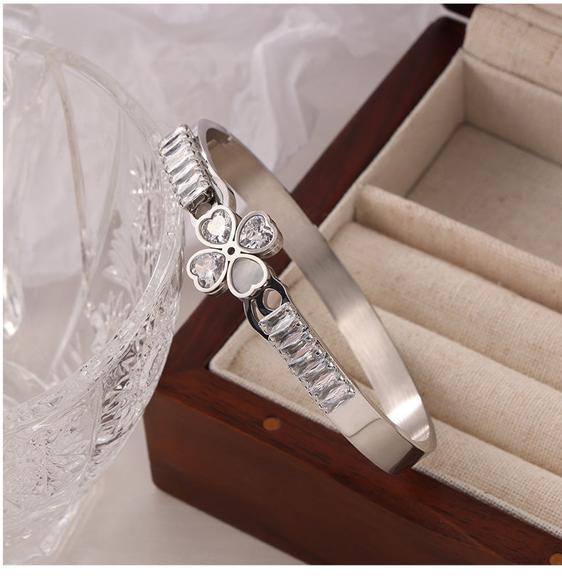 316L Stainless Steel 18K Gold PVD Heart Inlay Zircon Mother of Pearl Statement Bangle - French Elegant Heart Inlay Zircon Mother of Pearl Statement Bangle Wholesale Stainless Steel Jewelry - Sensitive Skin Friendly - Detail 2