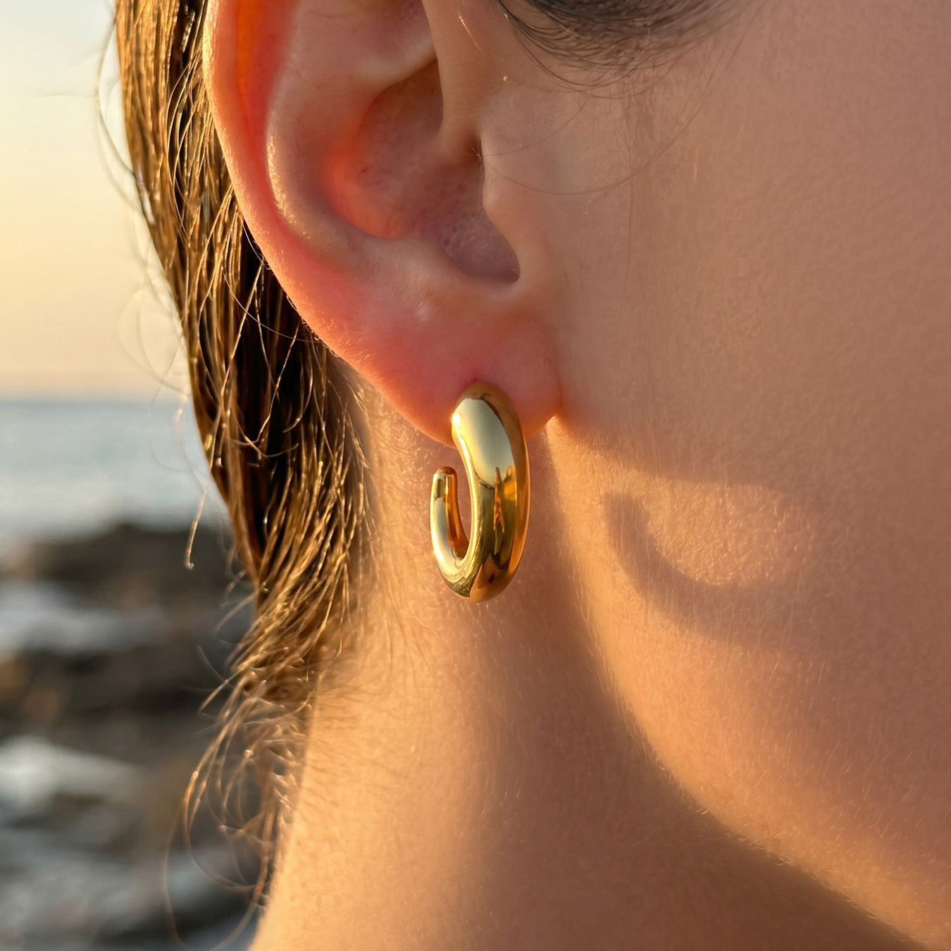 316L Stainless Steel 18K Gold PVD Hollow Small U-Shaped Earrings - Hollow U-Shaped Geometric Minimalist Wholesale Stainless Steel Jewelry - Sensitive Skin Friendly - Detail 11