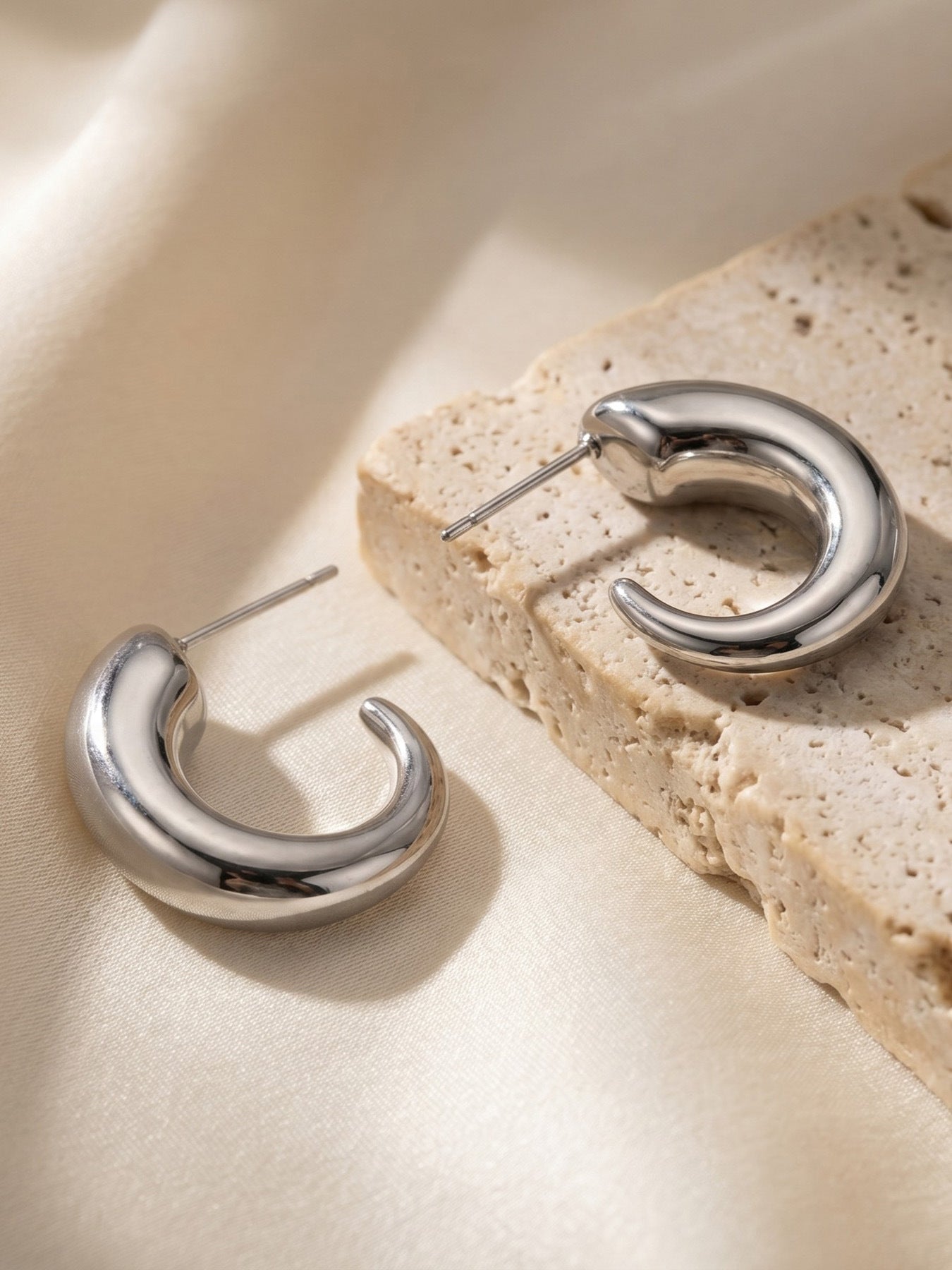 316L Stainless Steel 18K Gold PVD Hollow Small U-Shaped Earrings - Hollow U-Shaped Geometric Minimalist Wholesale Stainless Steel Jewelry - Sensitive Skin Friendly - Detail 3
