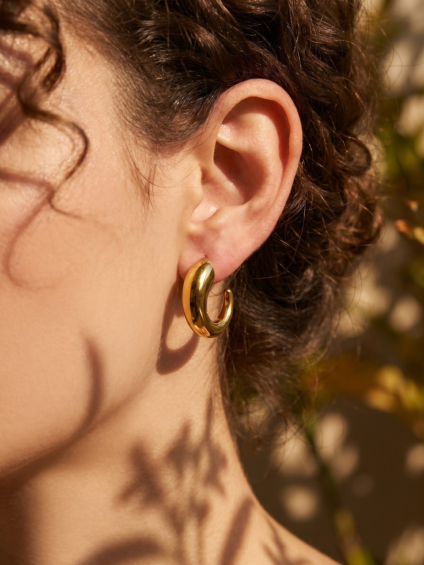316L Stainless Steel 18K Gold PVD Hollow Small U-Shaped Earrings - Hollow U-Shaped Geometric Minimalist Wholesale Stainless Steel Jewelry - Sensitive Skin Friendly - Detail 6