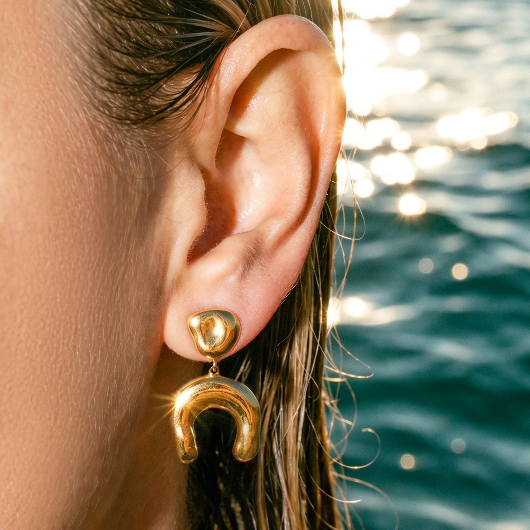 316L Stainless Steel 18K Gold PVD Horseshoe Earrings - Horseshoe Design U-Shape Modern Minimalist Wholesale Stainless Steel Jewelry - Sensitive Skin Friendly - Detail 1