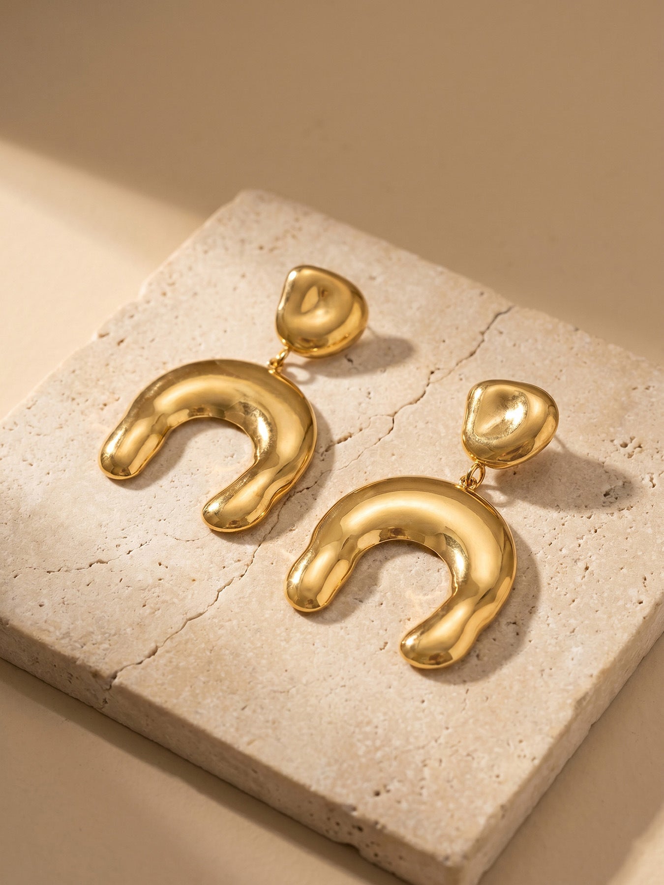 316L Stainless Steel 18K Gold PVD Horseshoe Earrings - Horseshoe Design U-Shape Modern Minimalist Wholesale Stainless Steel Jewelry - Sensitive Skin Friendly - Detail 3