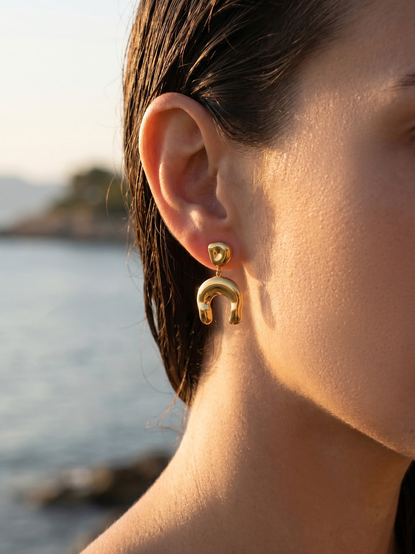 316L Stainless Steel 18K Gold PVD Horseshoe Earrings - Horseshoe Design U-Shape Modern Minimalist Wholesale Stainless Steel Jewelry - Sensitive Skin Friendly - Detail 9