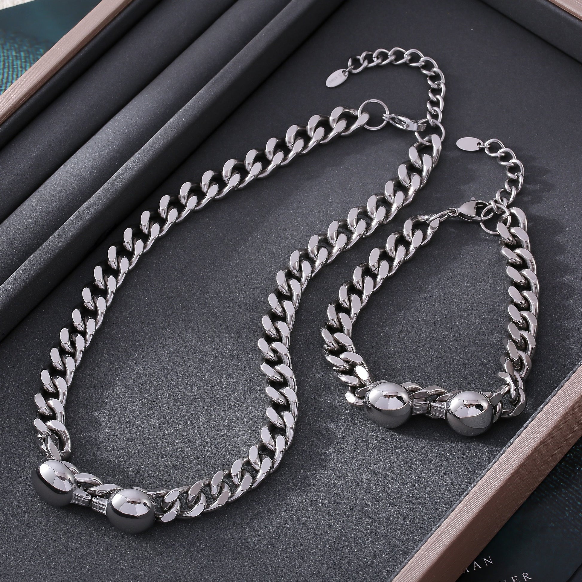 316L Stainless Steel 18K Gold PVD Minimalist Bracelet - Minimalist Wholesale Stainless Steel Jewelry - Sensitive Skin Friendly - Detail 11
