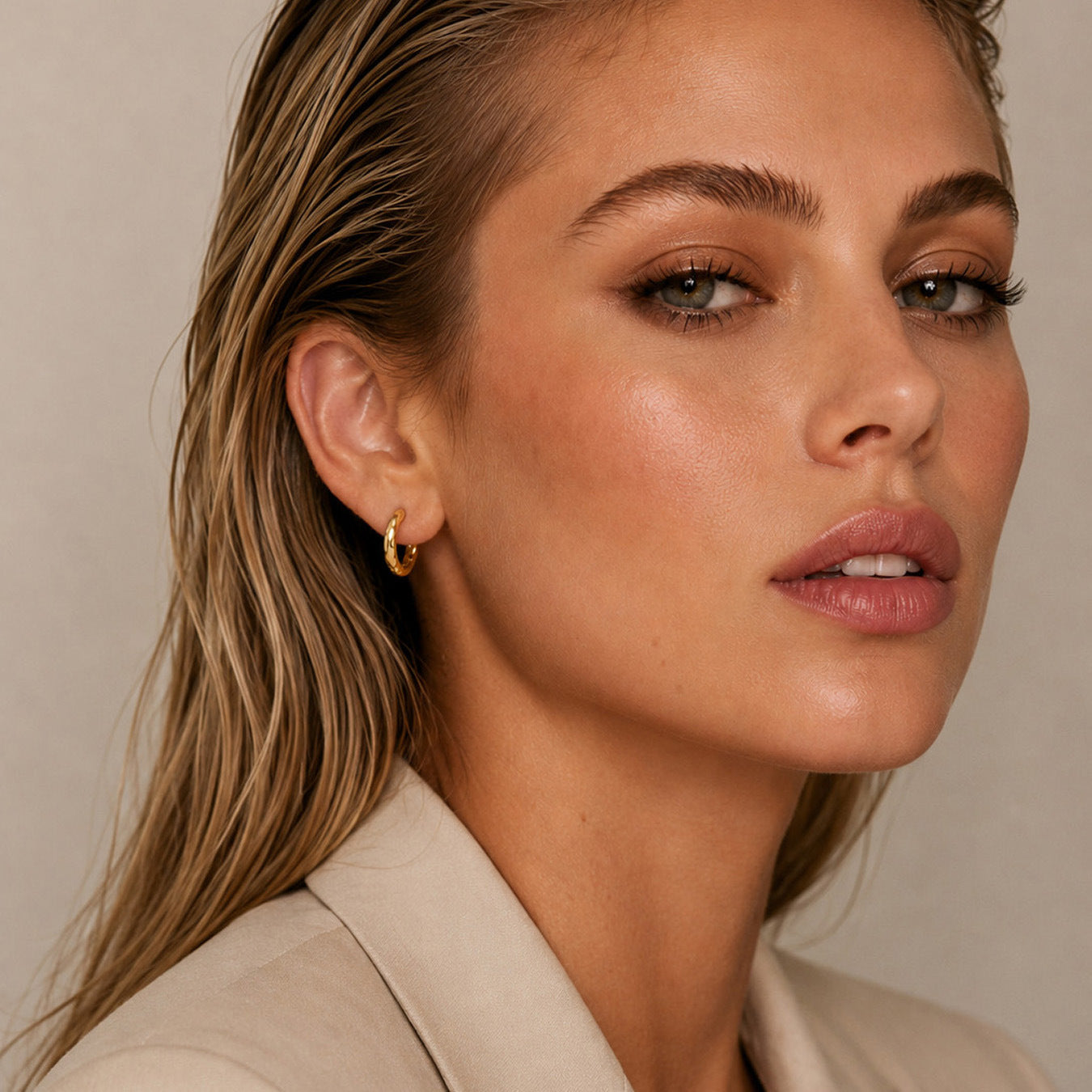 316L Stainless Steel 18K Gold PVD Minimalist Hammered Hoop Earrings - Minimalist Hammered Hoop, Gold Accent, Modern Design Wholesale Stainless Steel Jewelry - Sensitive Skin Friendly - Detail 2