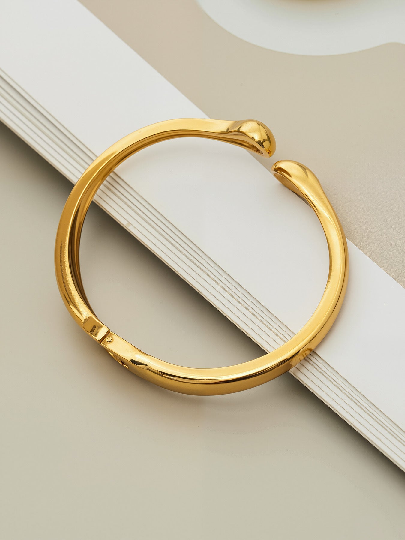 316L Stainless Steel 18K Gold PVD Minimalist Smooth Waterdrop Open Bangle - Minimalist Waterdrop Smooth Open Bangle Wholesale Stainless Steel Jewelry - Sensitive Skin Friendly - Detail 5