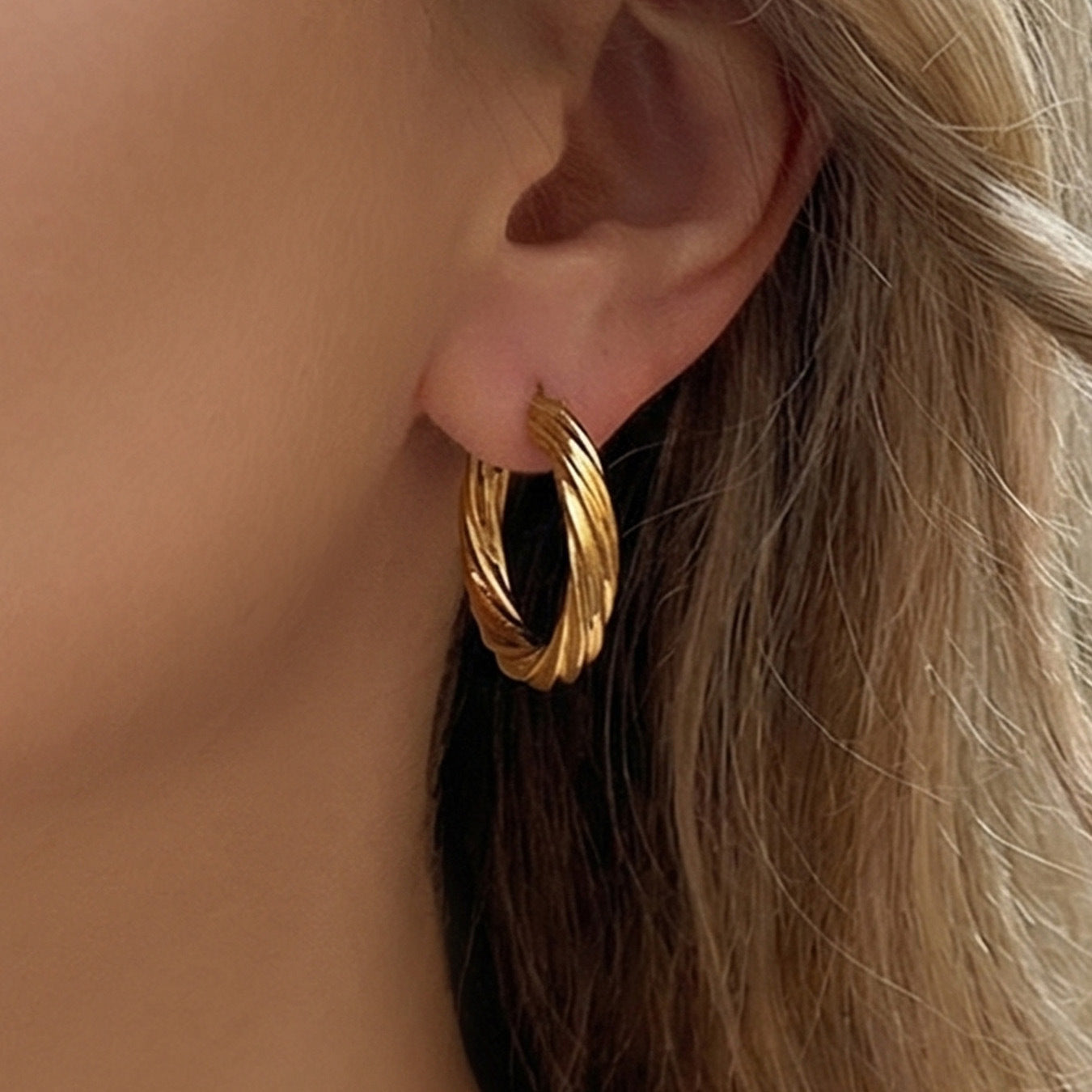 316L Stainless Steel 18K Gold PVD Minimalist Twisted Round Earrings - Twisted Round Hoop, Minimalist, Elegant, Steel, Gold Wholesale Stainless Steel Jewelry - Sensitive Skin Friendly - Detail 13