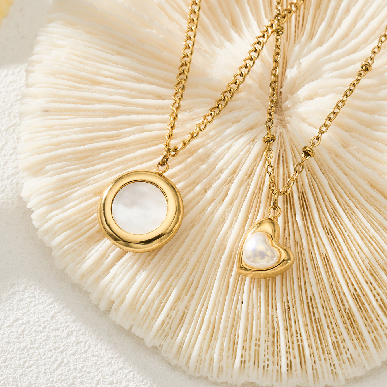316L Stainless Steel 18K Gold PVD Mother of Pearl Heart Pendant Necklace - Minimalist Gold Heart Mother of Pearl Pendant Necklace Wholesale Stainless Steel Jewelry - Sensitive Skin Friendly - Detail 2