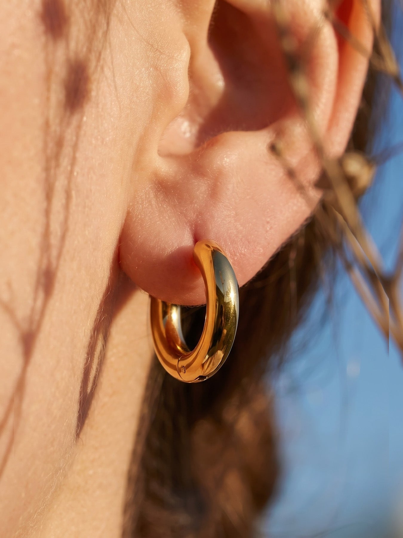 316L Stainless Steel 18K Gold PVD Pearl Round Earrings - Vintage Gold Round Pearl Minimalist Wholesale Stainless Steel Jewelry - Sensitive Skin Friendly - Detail 10