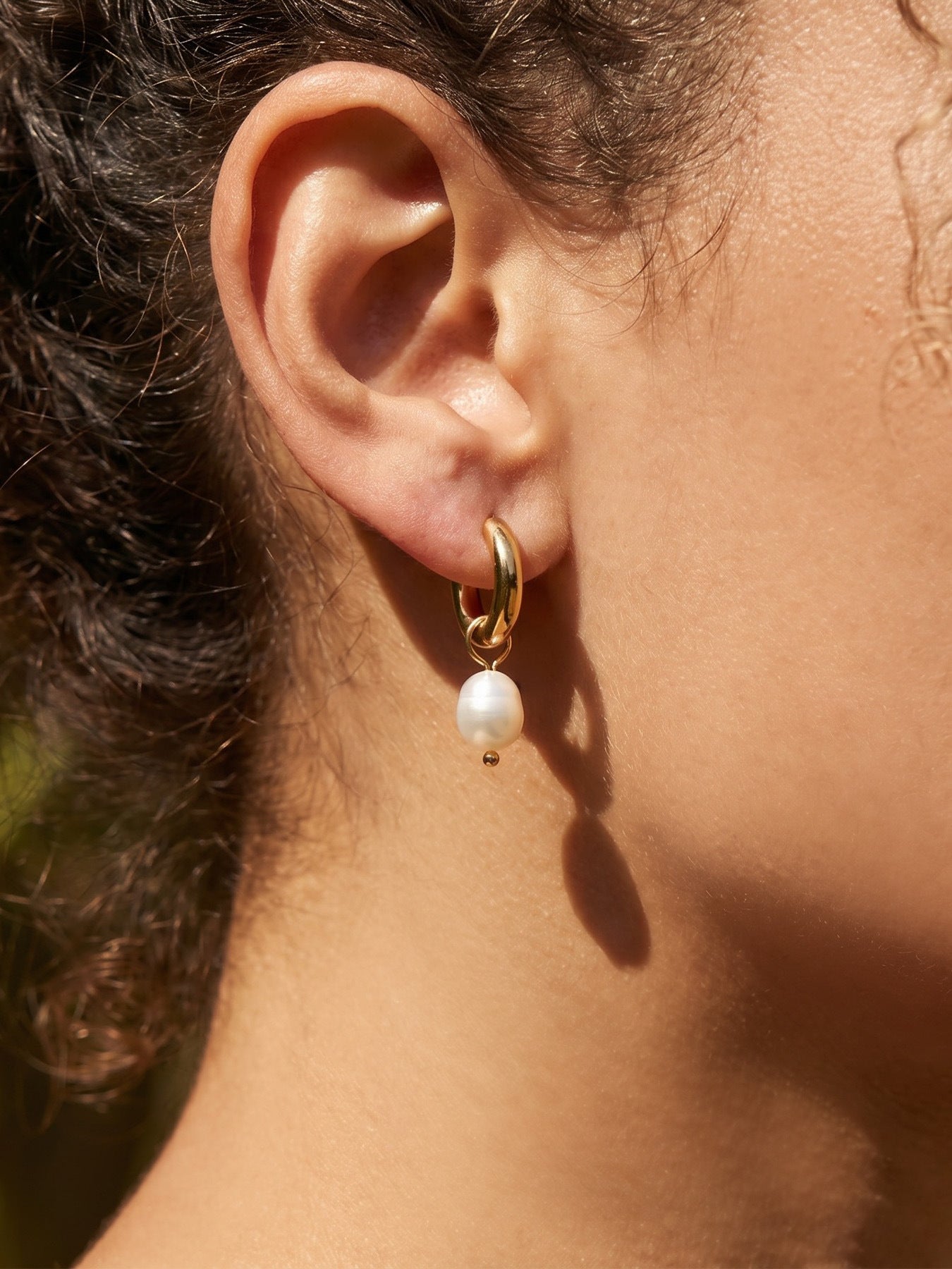 316L Stainless Steel 18K Gold PVD Pearl Round Earrings - Vintage Gold Round Pearl Minimalist Wholesale Stainless Steel Jewelry - Sensitive Skin Friendly - Detail 19