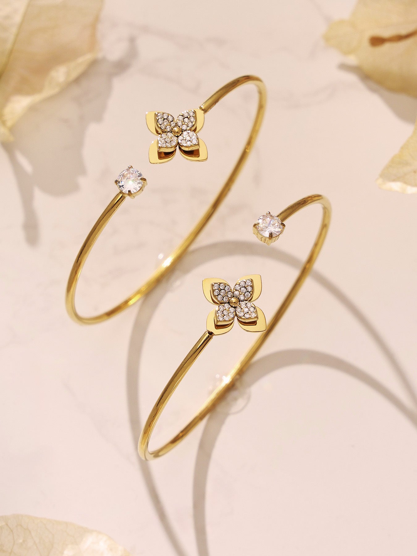 A model's hand featuring a gold flower ring with micro-set zircons, safe for daily wear and continuous skin contact.