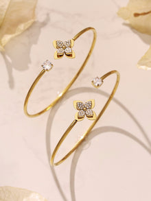 A model's hand featuring a gold flower ring with micro-set zircons, safe for daily wear and continuous skin contact.