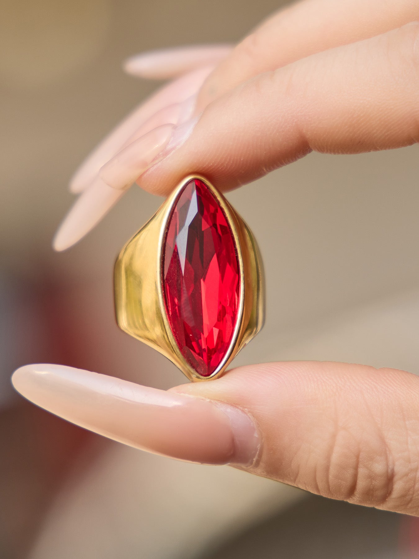 316L Stainless Steel 18K Gold PVD Red Green Glass Stone Light Luxury Ring - Red Green Glass Stone, 18K Gold PVD, Light Luxury Ring, Modern Style Wholesale Stainless Steel Jewelry - Sensitive Skin Friendly - Detail 5