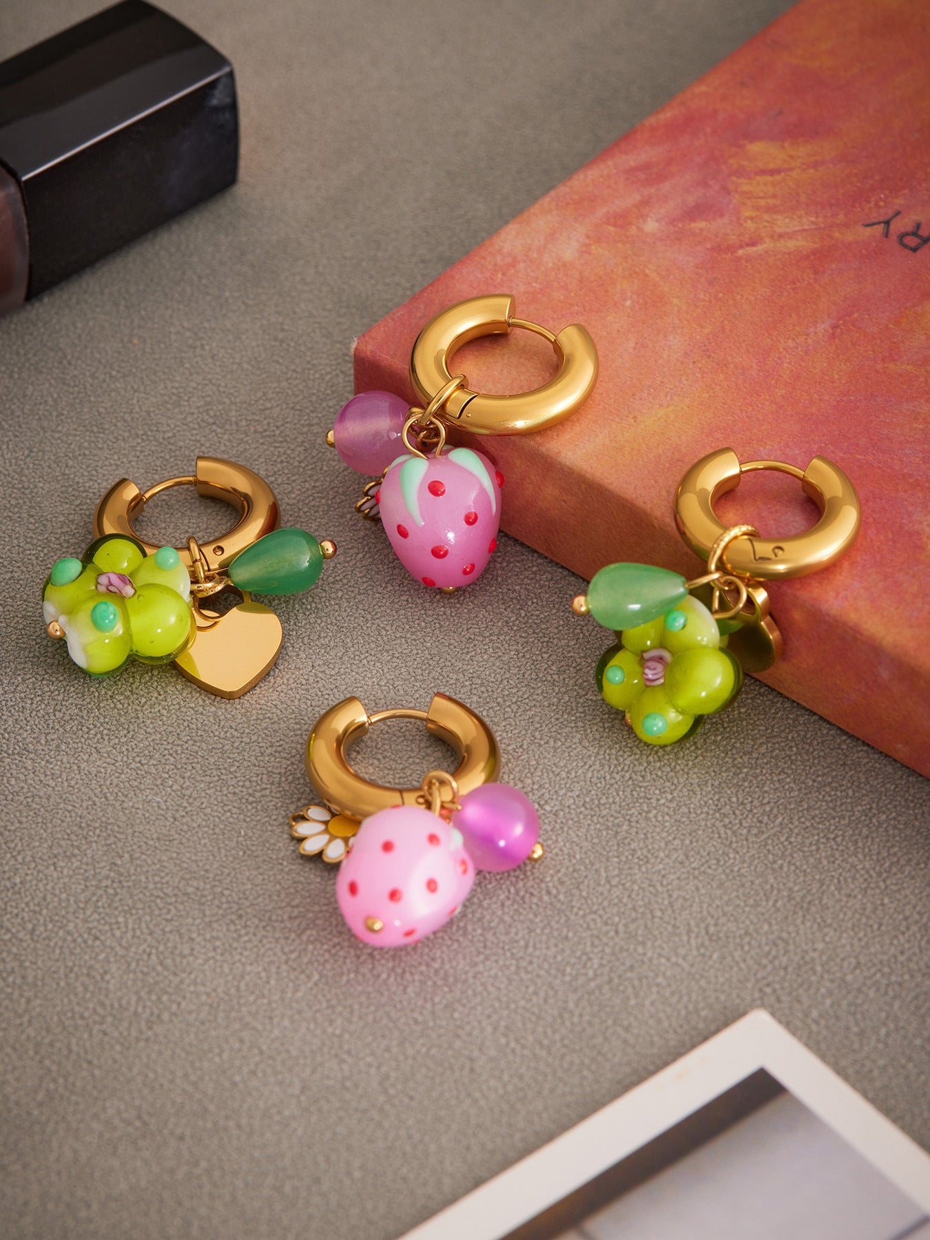 316L Stainless Steel 18K Gold PVD Resin Flower Agate Pendant Hoop Earrings - Sweet Floral Resin Agate Hoop Earrings Wholesale Stainless Steel Jewelry - Sensitive Skin Friendly - Detail 4