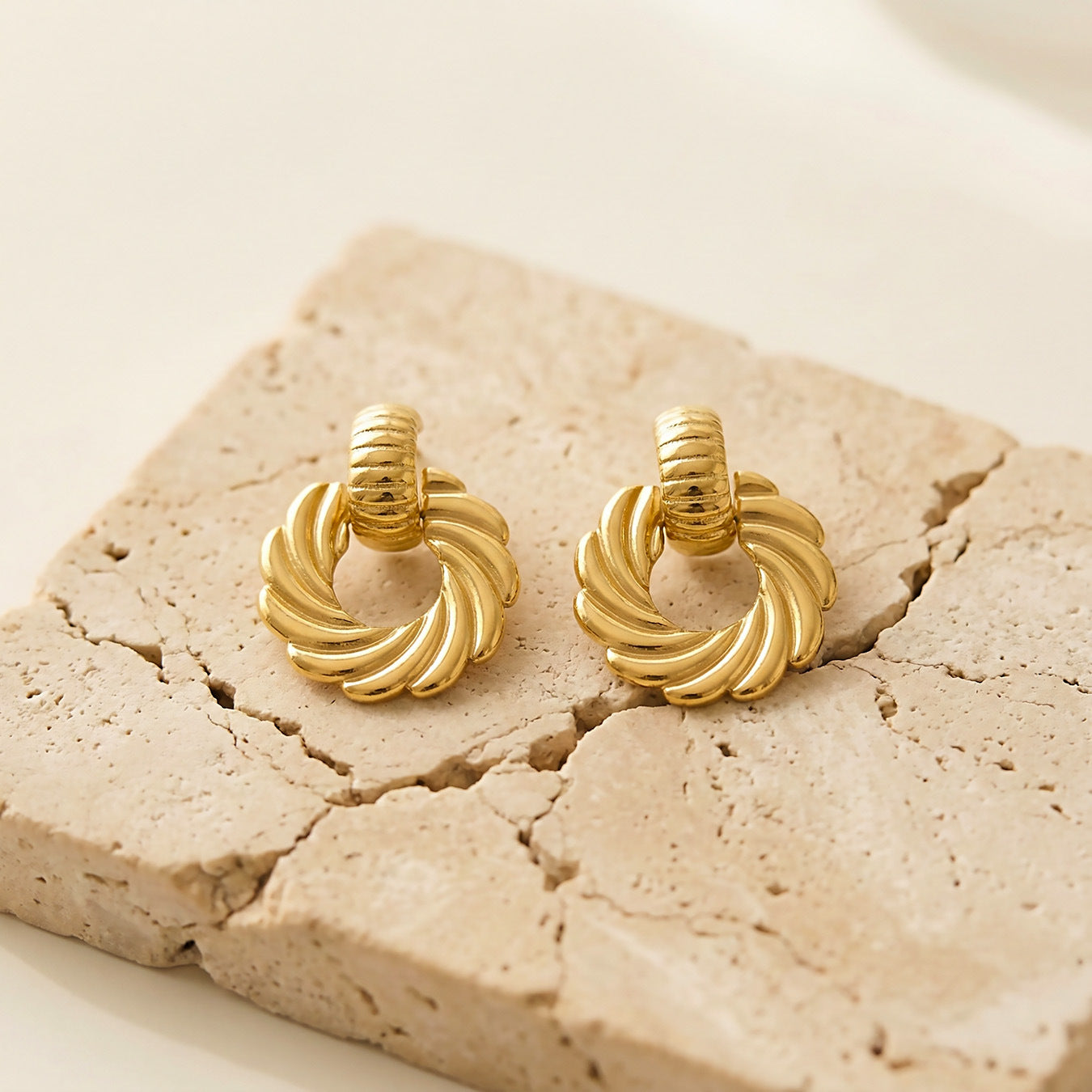 316L Stainless Steel 18K Gold PVD Spiral Twist Earrings - Spiral Twist, Chic, Elegant Wholesale Stainless Steel Jewelry - Sensitive Skin Friendly - Detail 10