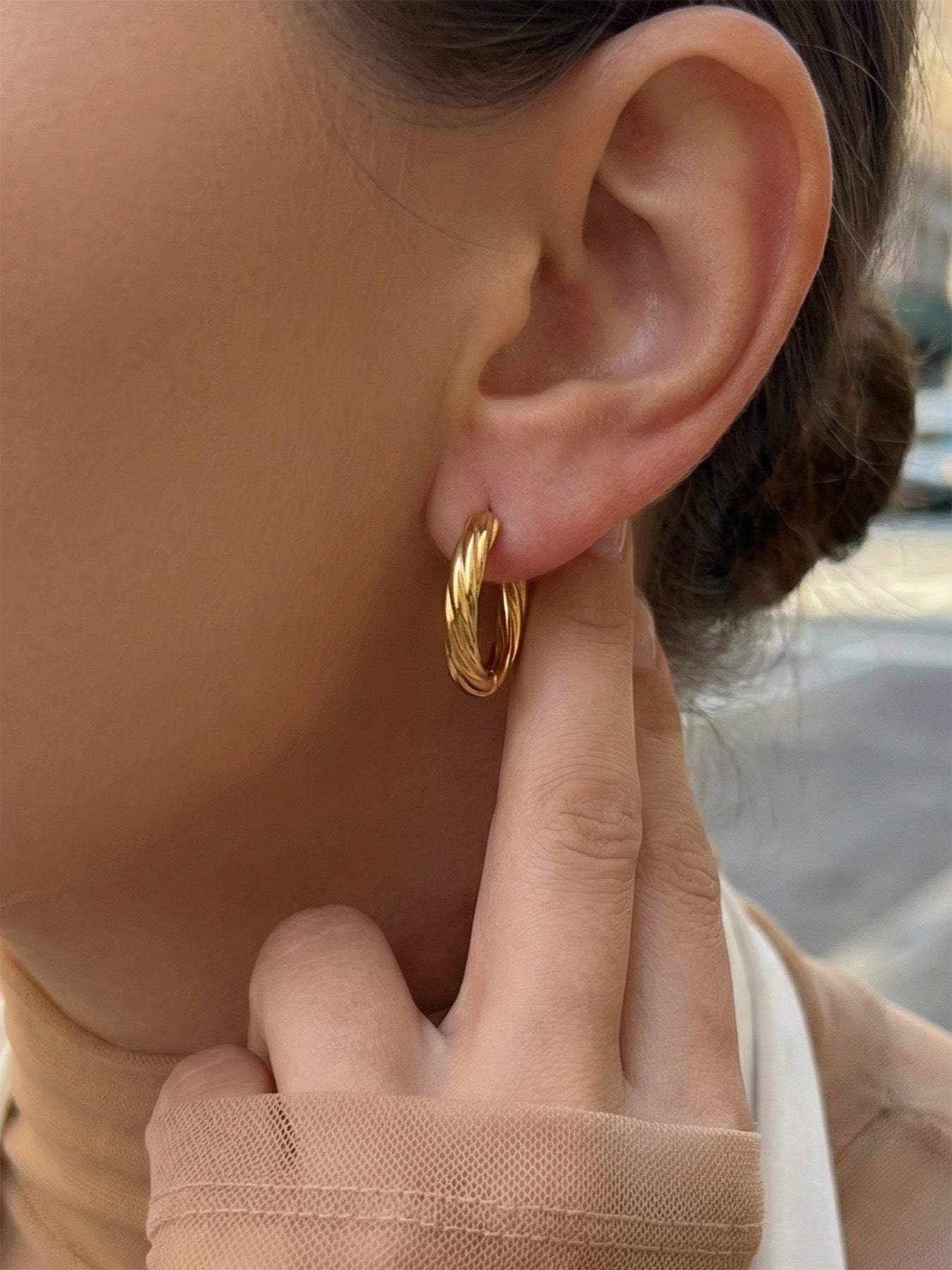316L Stainless Steel 18K Gold PVD Twisted Round Minimalist Hoop Earrings - Twisted Round Minimalist Hoop, 18K Gold PVD Wholesale Stainless Steel Jewelry - Sensitive Skin Friendly - Detail 8
